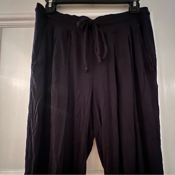 Three Dot Light weight black slouchy joggers - Picture 2 of 15